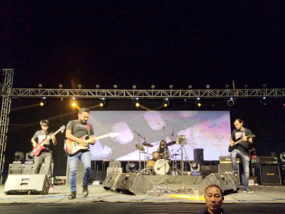 Headliners, MSonic, a fusion rock band performing at the Nagaland for Peace and Harmony free concert organised by Dimapur Ao Youth Organisation (DAYO) at DDSC stadium on August 6. MSonic are a four-piece fusion rock band from Kolkata which consists of Mainak Nandy (lead vocalist), Prasun Bhattacharya (guitarist), Sujoy Maitra (bassist) and Rana Ghosh (Drums). They were also featured on India’s Got Talent in the year 2009 while having toured across countries such as China, Singapore, Thailand and Bangladesh in the past. Some of the local artists who performed at the concert were Colored Keys, Samuel Konyak, Vinika Yepthomi, Projection Crew, DGP Band and the Mahila Band. (Morung Photo by Manen Aier) 